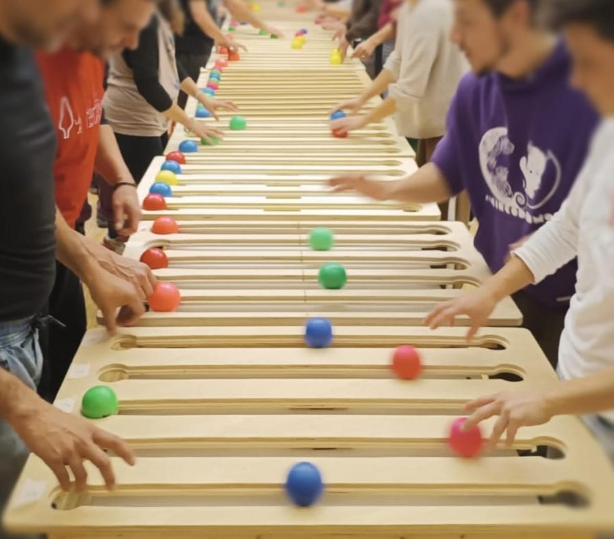 Personas practicando malabares sobre el "juggle board".