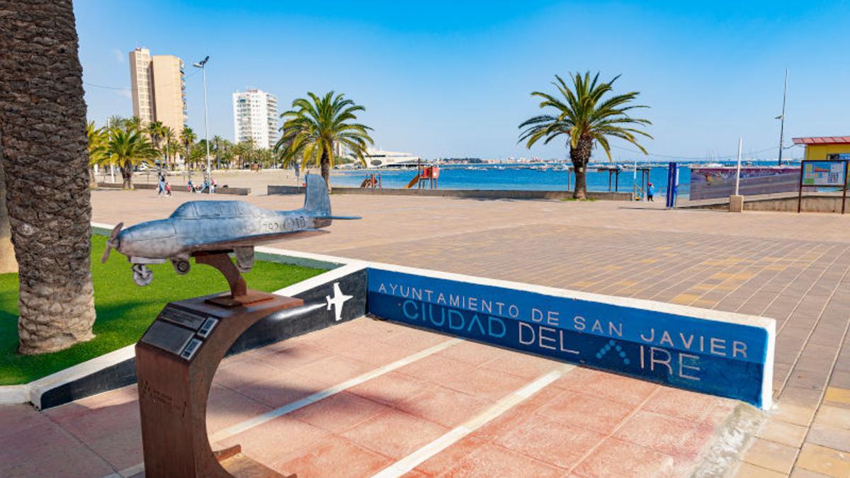 Explanada junto a la playa de Santiago de la Ribera.