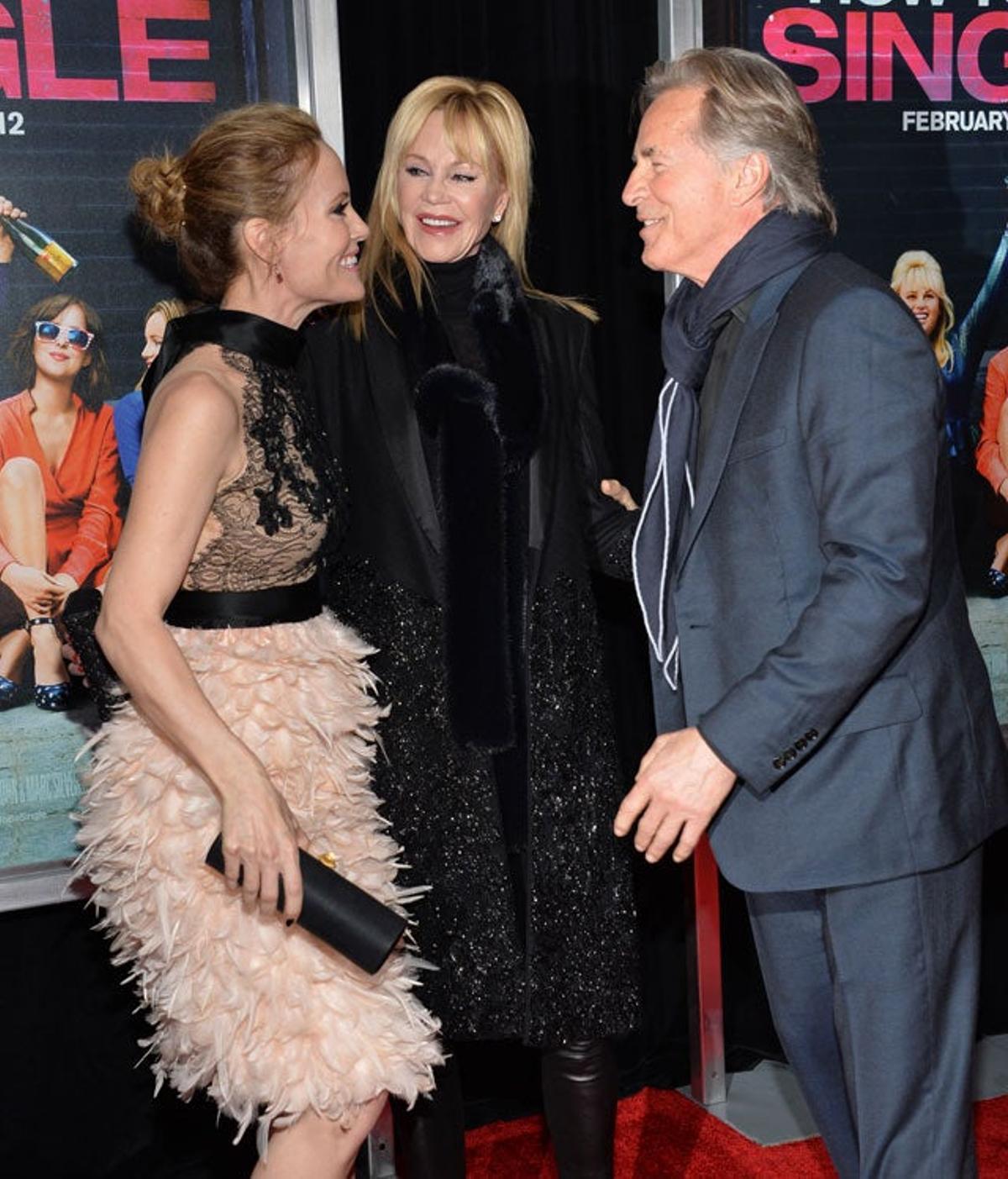 Leslie Mann saluda a Melanie Griffith y Don Johnson, en el estreno de 'How to be single' en Nueva York.