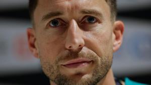 El capitán del Athletic, Óscar de Marcos, se retira.