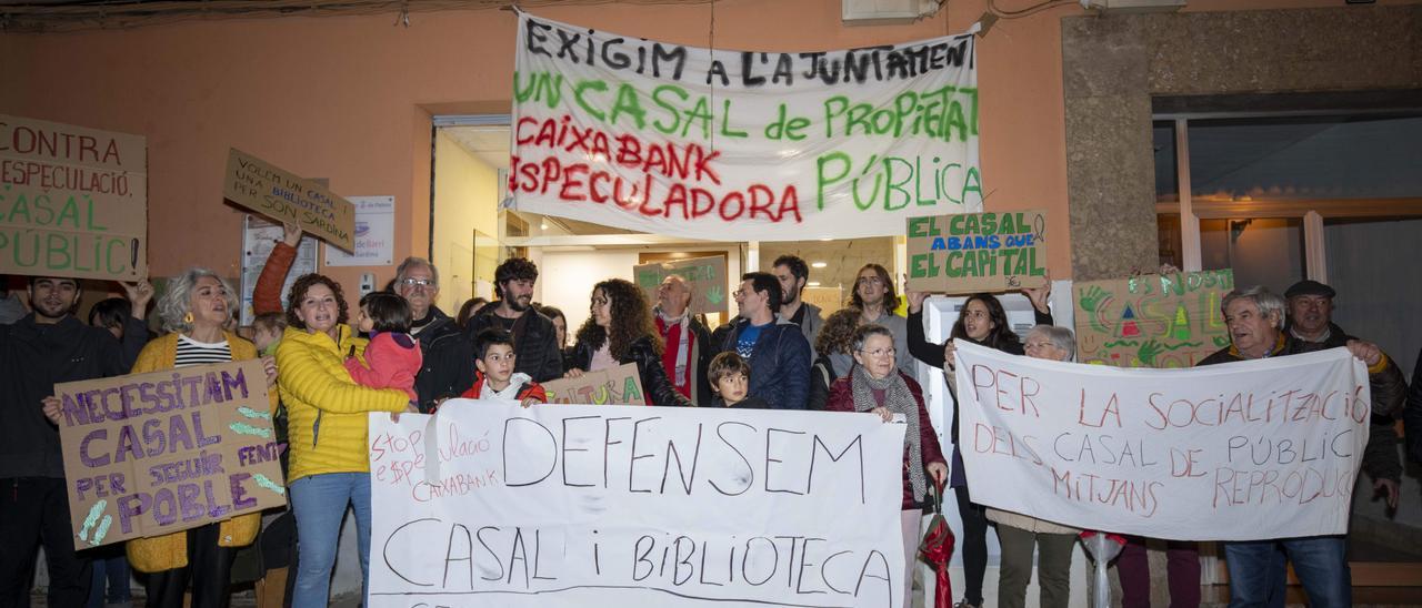 VÍDEO | Concentración en Son Sardina por la continuidad del casal y la biblioteca