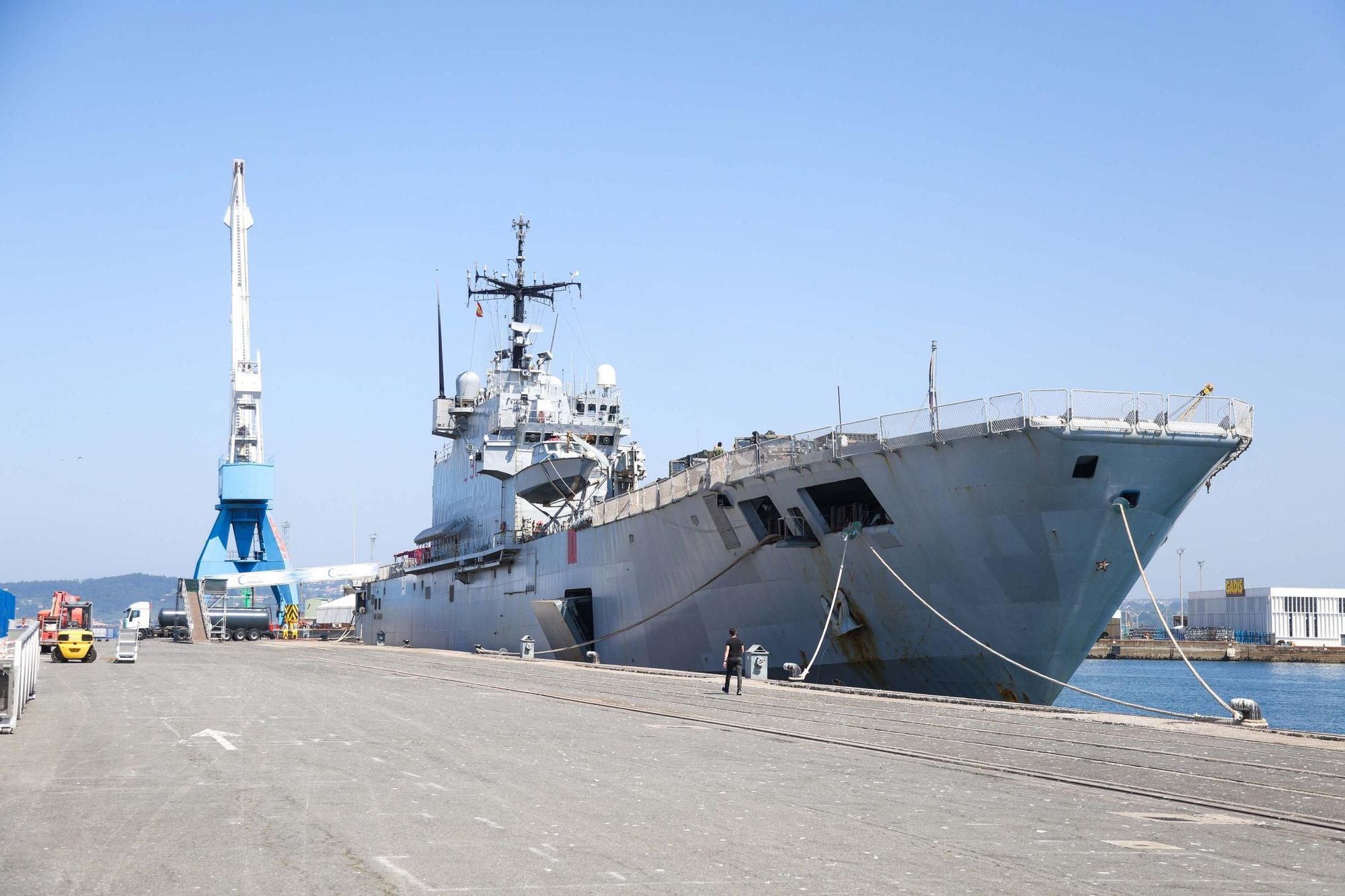 El buque 'San Giorgio', de la Armada de Italia, atraca en A Coruña en una visita no oficial