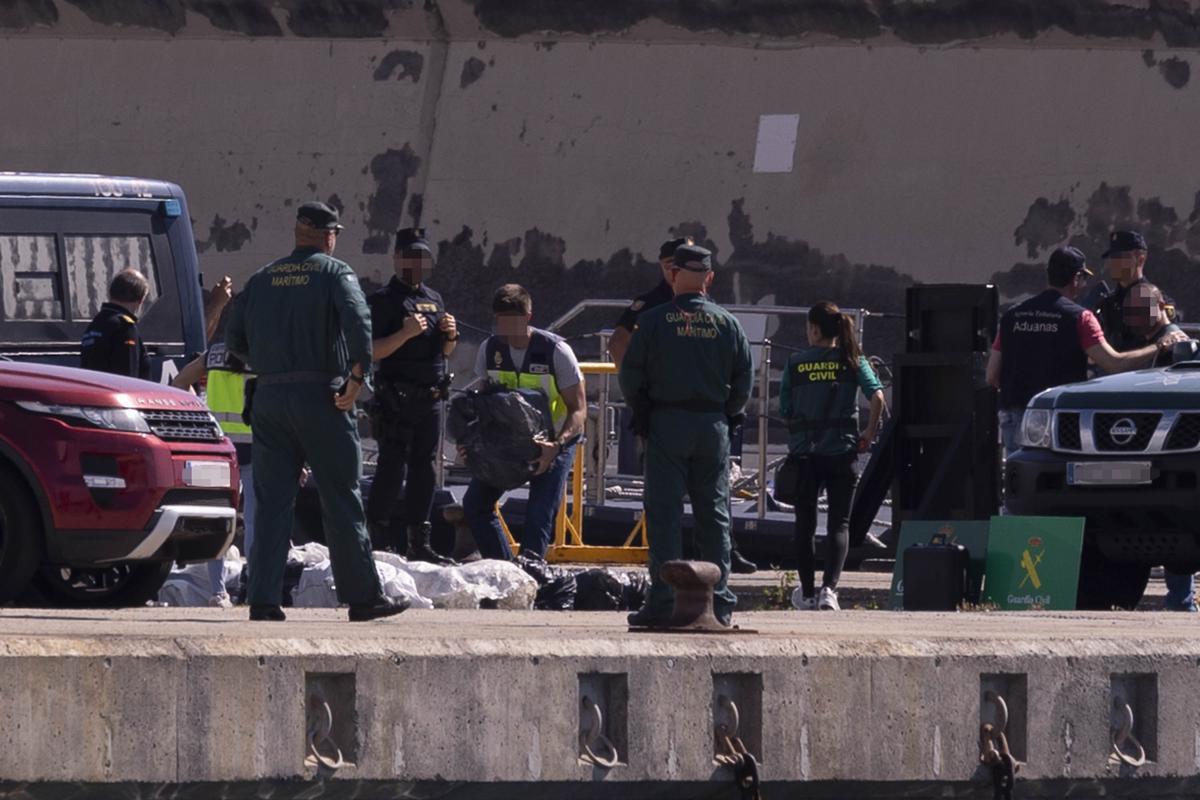 Descarga de los fardos de cocaína en al puerto de Tenerife.