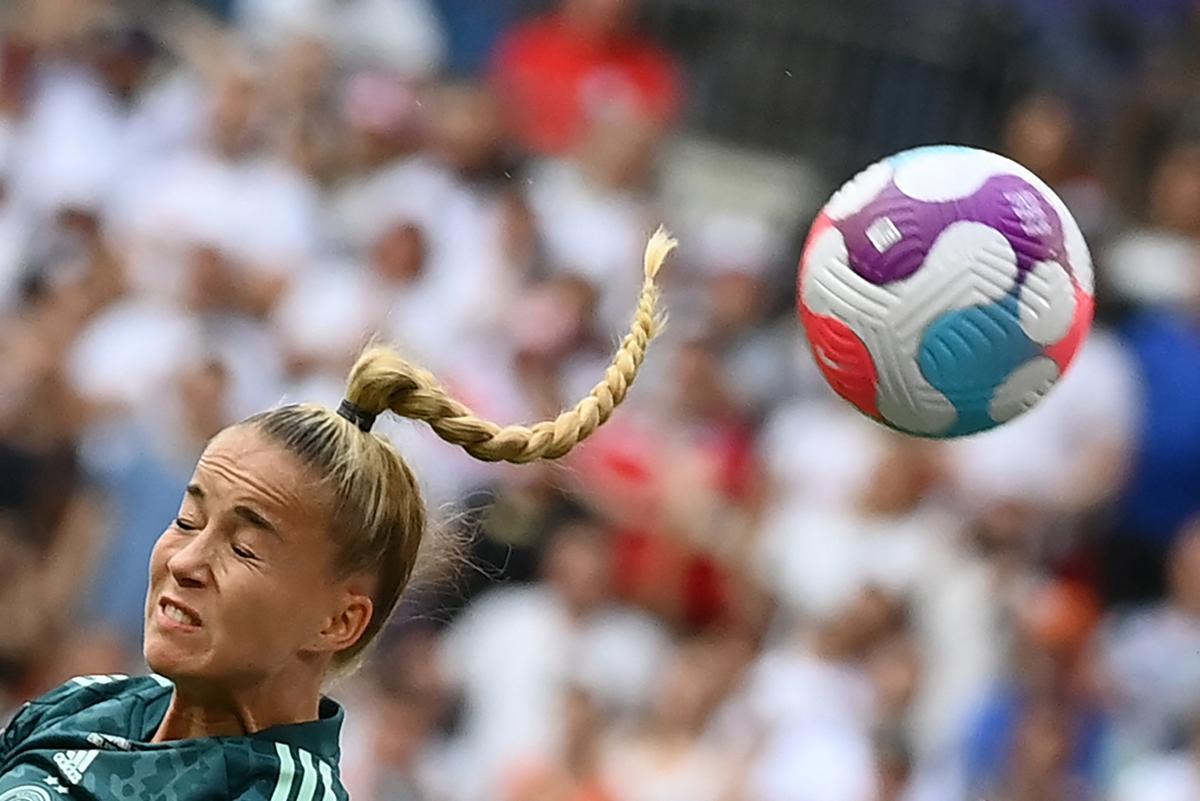 La defensora alemana Giulia Gwinn encabeza el balón durante el partido de fútbol final de la Eurocopa Femenina de la UEFA 2022