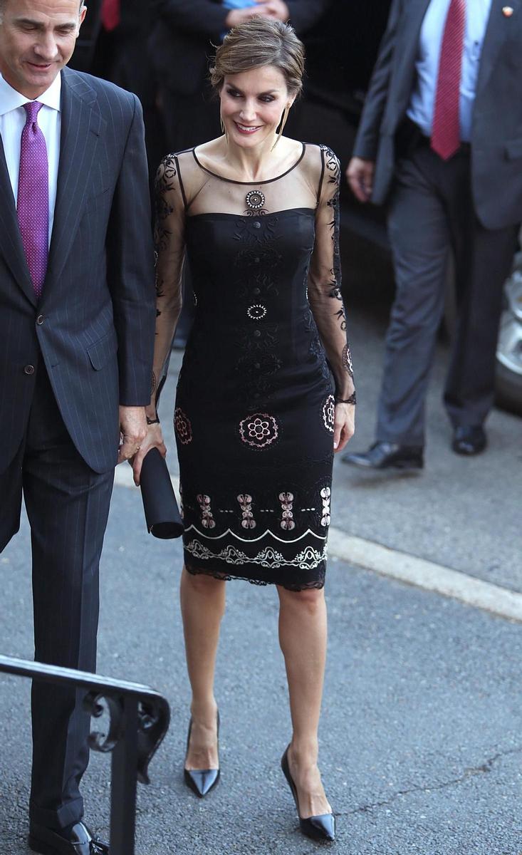 Letizia Ortiz con vestido negro de transparencias y salones negros de Prada