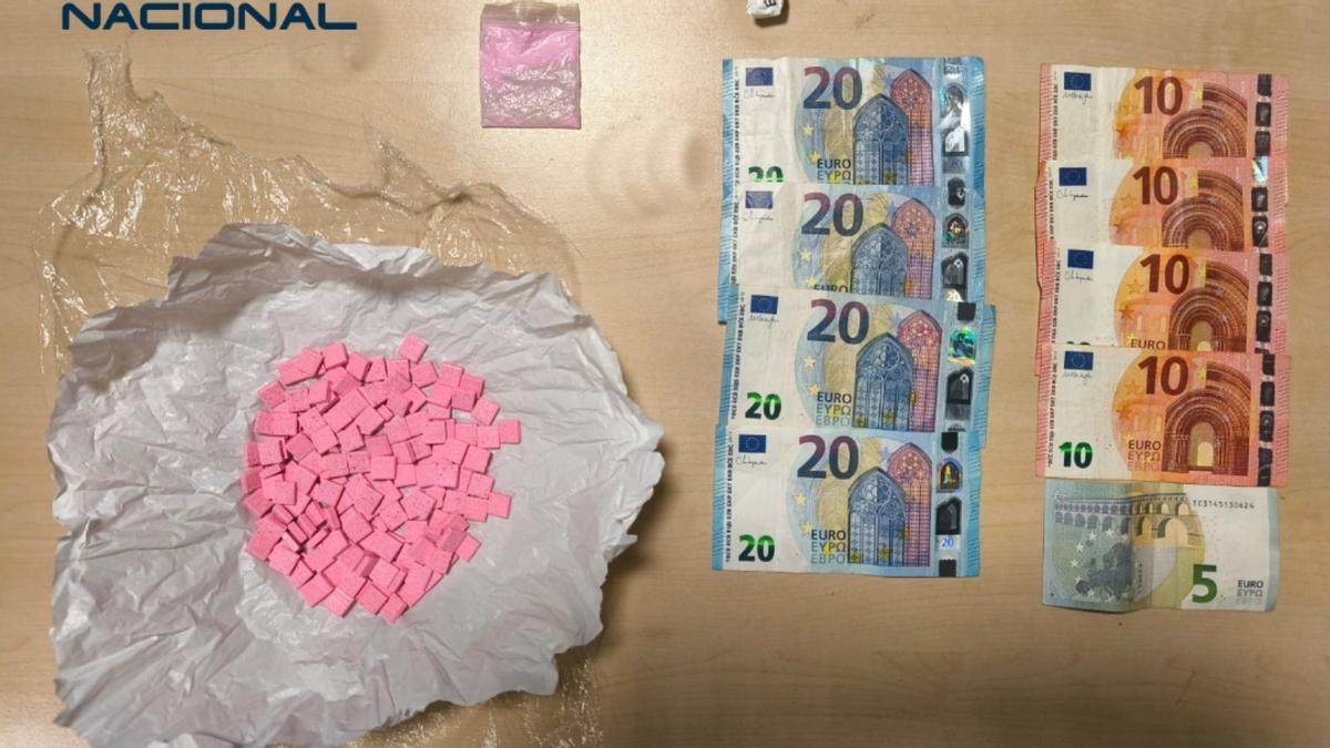 Drogas y dinero intervenidos al detenido.