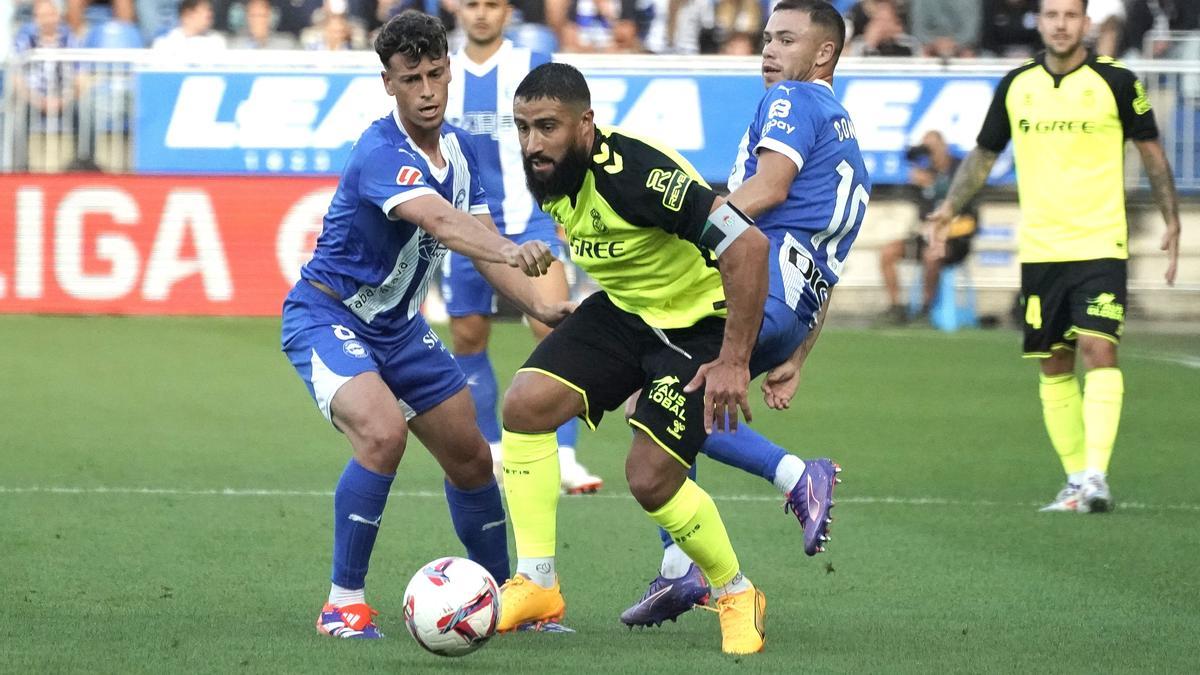 El delantero del Betis Nabil Fekir  juega un balón ante Antonio Blanco, del Alavés, durante el partido de la segunda jornada de Liga de Primera División disputado este domingo en el Estadio de Medizorroza.