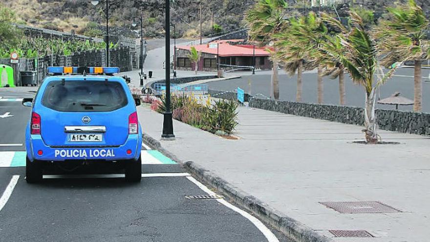 Calles, paseos y playas están vacíos en las zonas costeras de La Palma.