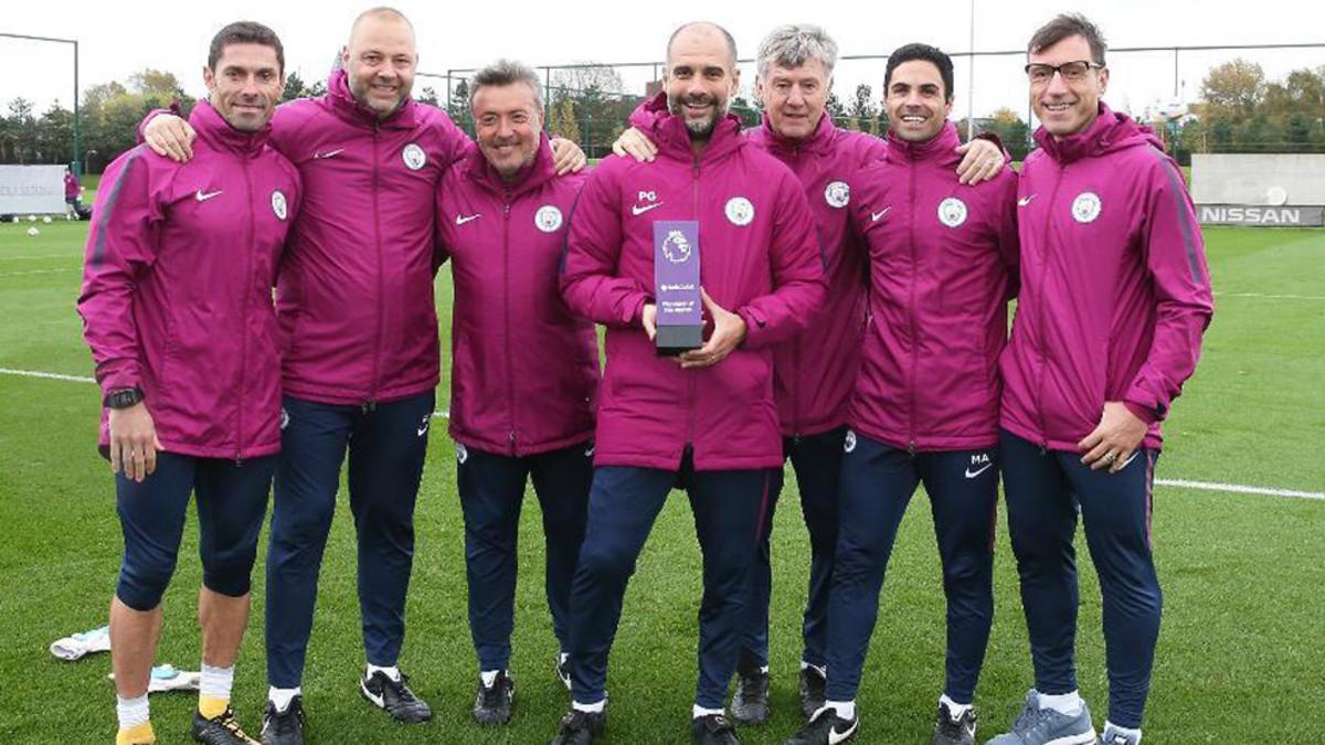 Guardiola posó con todos sus colaboradores y el premio recibido