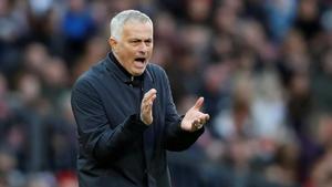 Mourinho busca estimular a los jugadores del Manchester United ante el Newcastle.