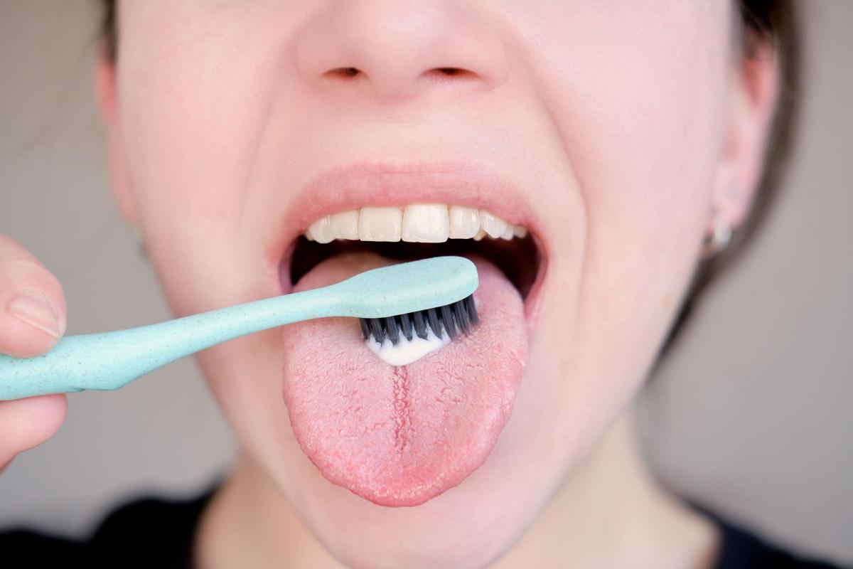 La limpieza de la lengua debe hacerse suavemente, evitando provocar náuseas.