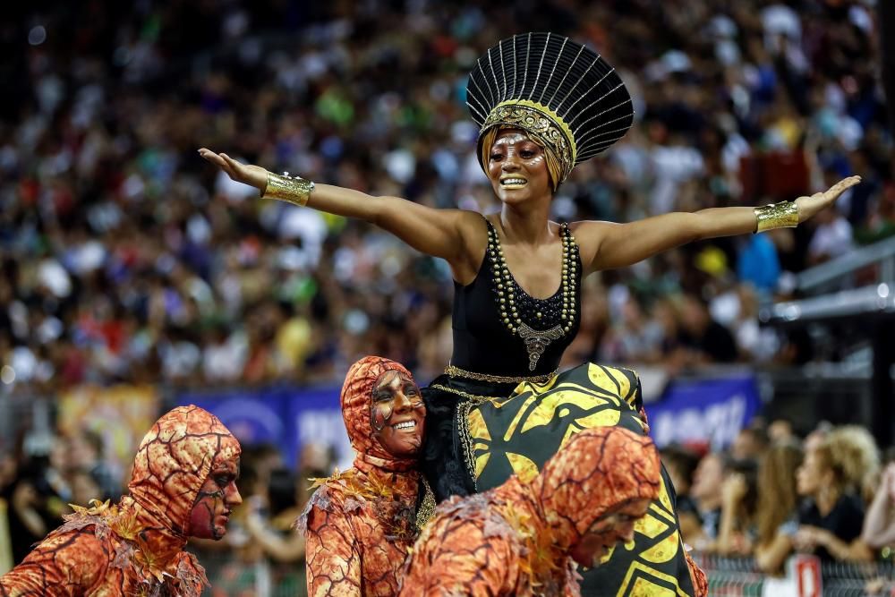 Brasil Baila Al Ritmo De La Samba En El Inicio De Carnaval Levante Emv 