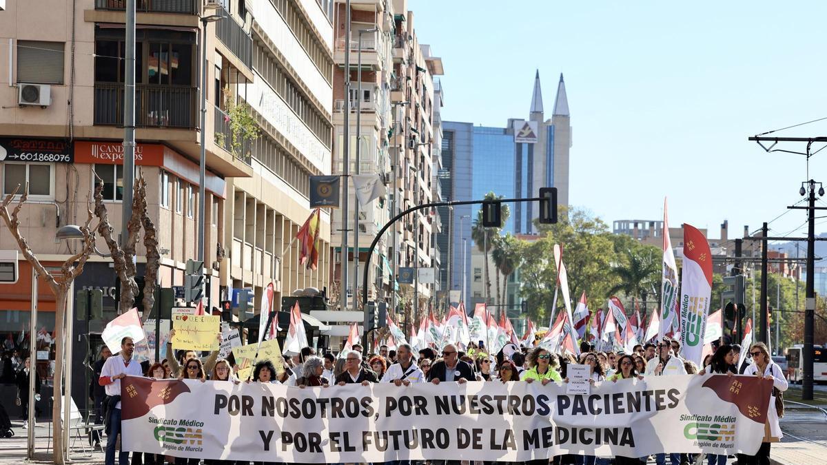 Las imágenes de la protesta de los médicos este viernes en Murcia