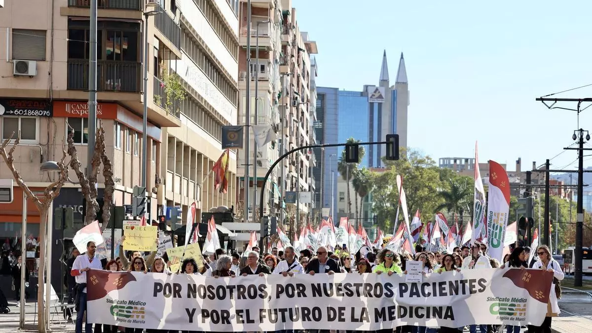 Marea de batas blancas: los médicos de la Región exigen en la calle mejoras y "cuidar a quien cuida"