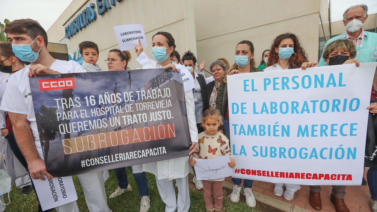 La plantilla del laboratorio del hospital de Torrevieja reclama a la Generalitat que no les deje en la calle