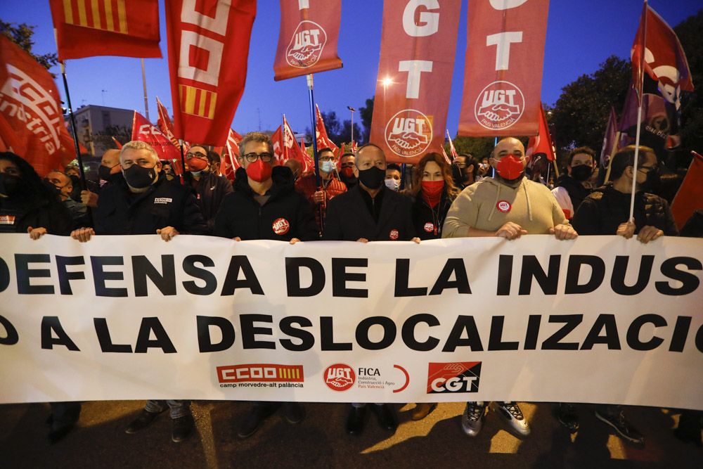 Los trabajadores de Pilkington se manifiestan, acompañados por miles de vecinos en el Port de Sagunt.