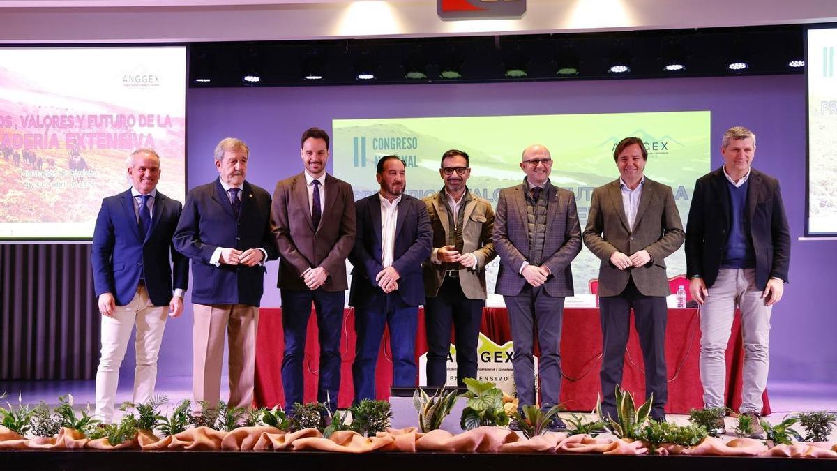 Las autoridads, en la apertura del congreso sobre ganadería extensiva.