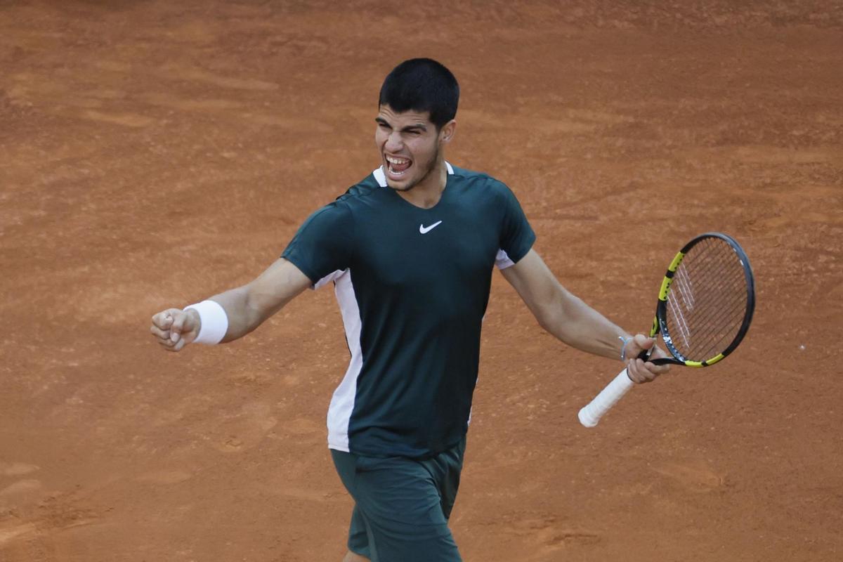 MADRID, 08/05/2022.- El tenista español Carlos Alcaraz celebra su victoria en la final del Mutua Madrid Open tras derrotar al alemán Alexander Zverev en el encuentro que han disputado este domingo en las instalaciones de la Caja Mágica, en Madrid. EFE/Juanjo Martín.