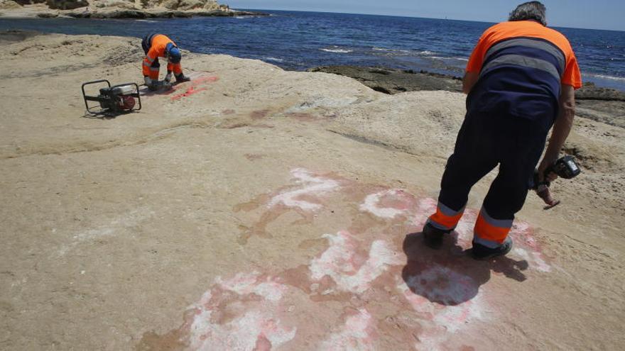 Una brigada limpia las pintadas homófobas en el Cabo