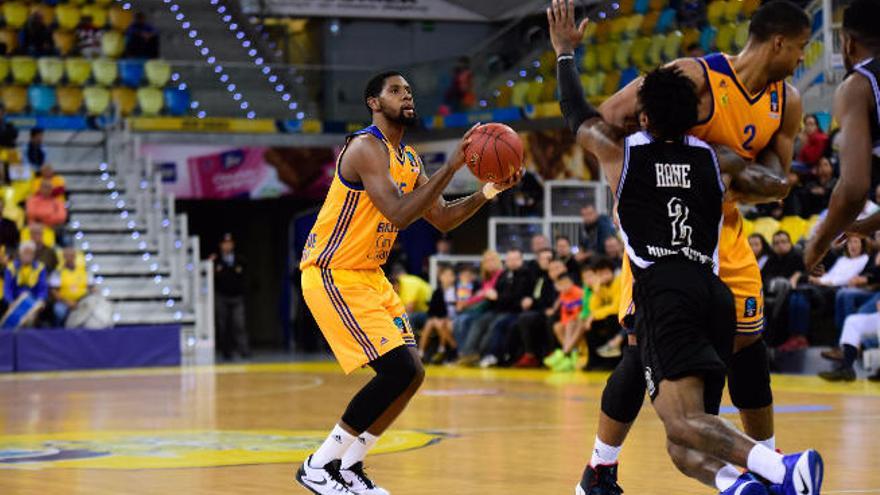 El alero norteamericano Royce O&#039;Neale lanza un triple en un partido de la Eurocup ante el Nizhny.