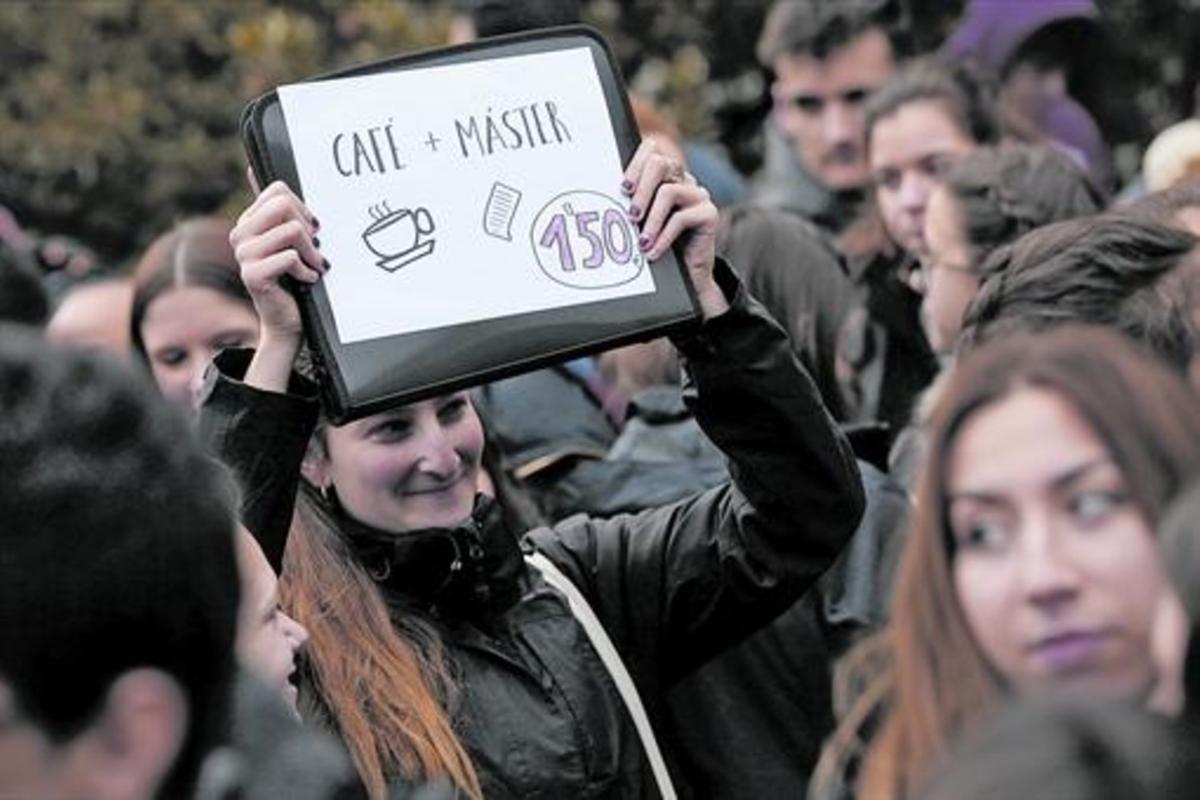 Concentración de estudiantes en Madrid, en contra del polémico máster de Cristina Cifuentes.