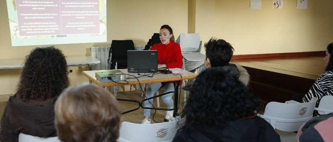 Jenifer Allonca, durante la sesión de la &quot;Escuela de familias&quot; el pasado jueves en Cancienes.