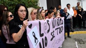 Minuto de silencio frente al Ayuntamiento de Abla por el asesinato de dos niñas a manos de su padre.