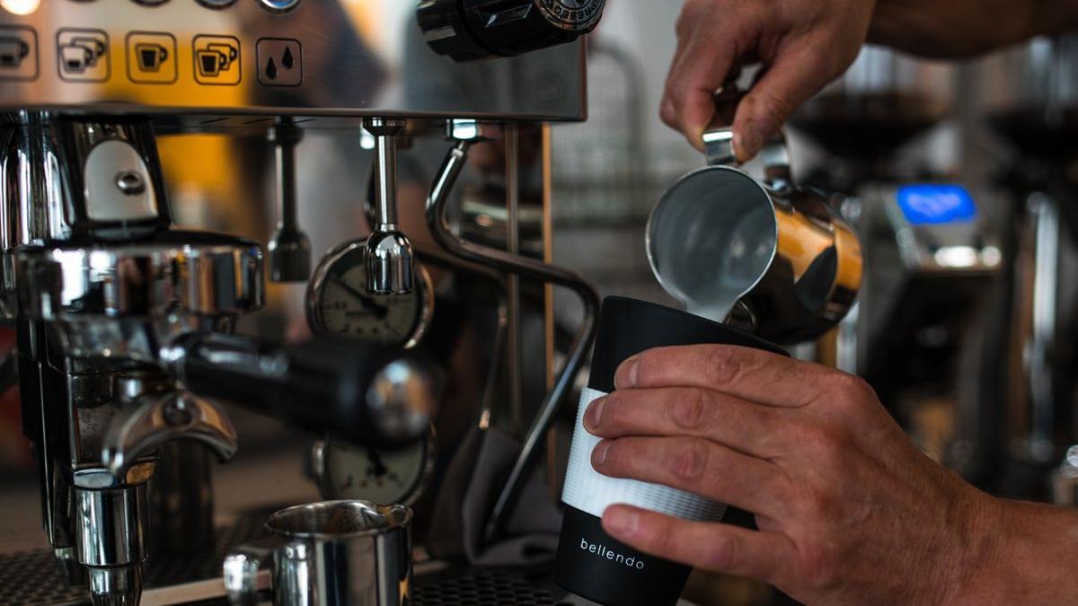 Preparación de un café con leche para llevar en un caso reutilizable