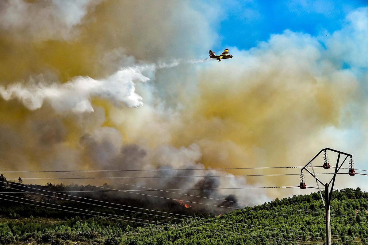 Fotogalería | Las imágenes del incendio de Casas de Millán, que ha obligado a evacuar a 800 personas Fotogalería | Las imágenes del incendio de Casas de Millán, que ha obligado a evacuar a 800 personas
