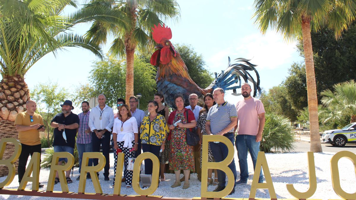 Asistentes a la inauguración de la glorieta del Barrio Bajo de Aguilar.