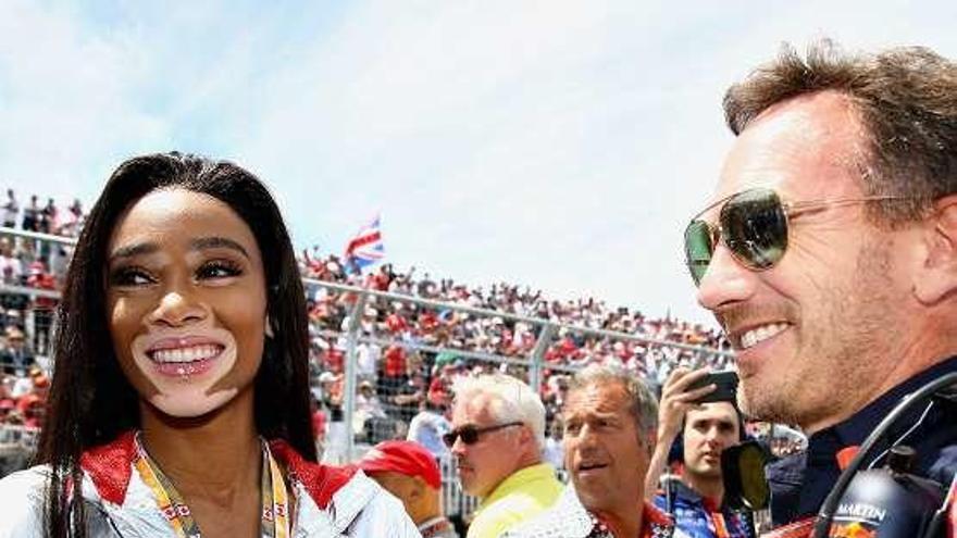 Winnie Harlow, con el director de Red Bull, Christian Horner.