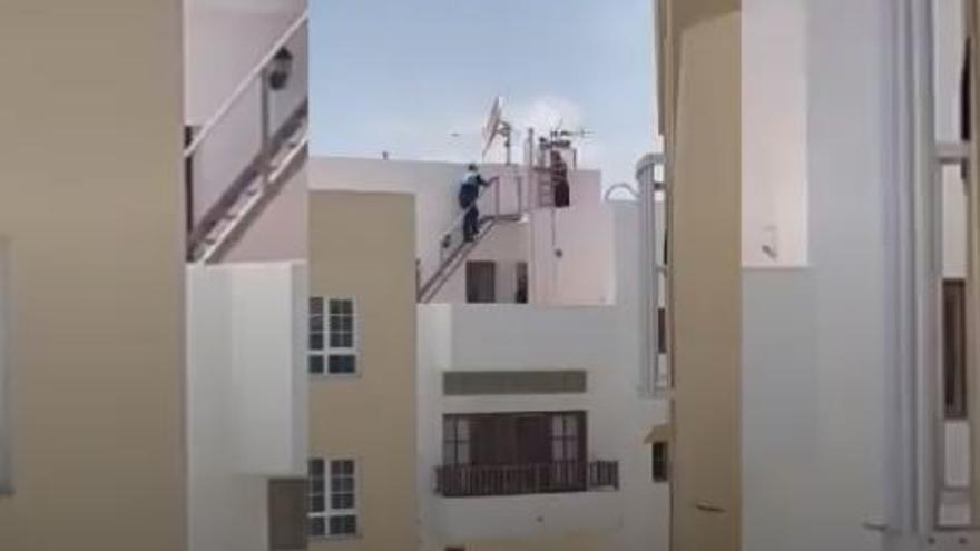 La Policía Local de Canarias evita el suicidio de un vecino.