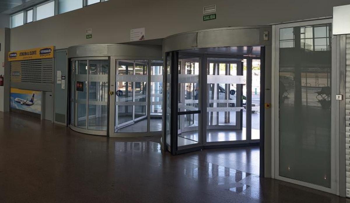 Vista interior de una de las puertas giratorias del aeropuerto de Vigo.