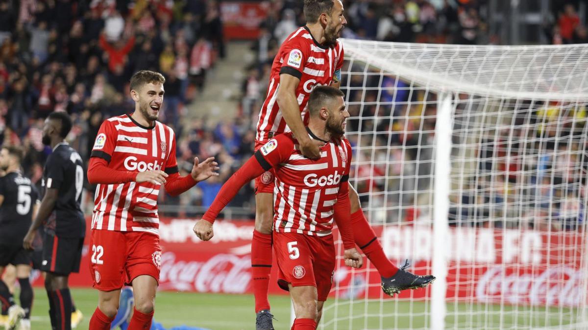 Santi Bueno, Stuani i David López celebren el gol del central en el partit contra l’Athletic. | ANIOL RESCLOSA