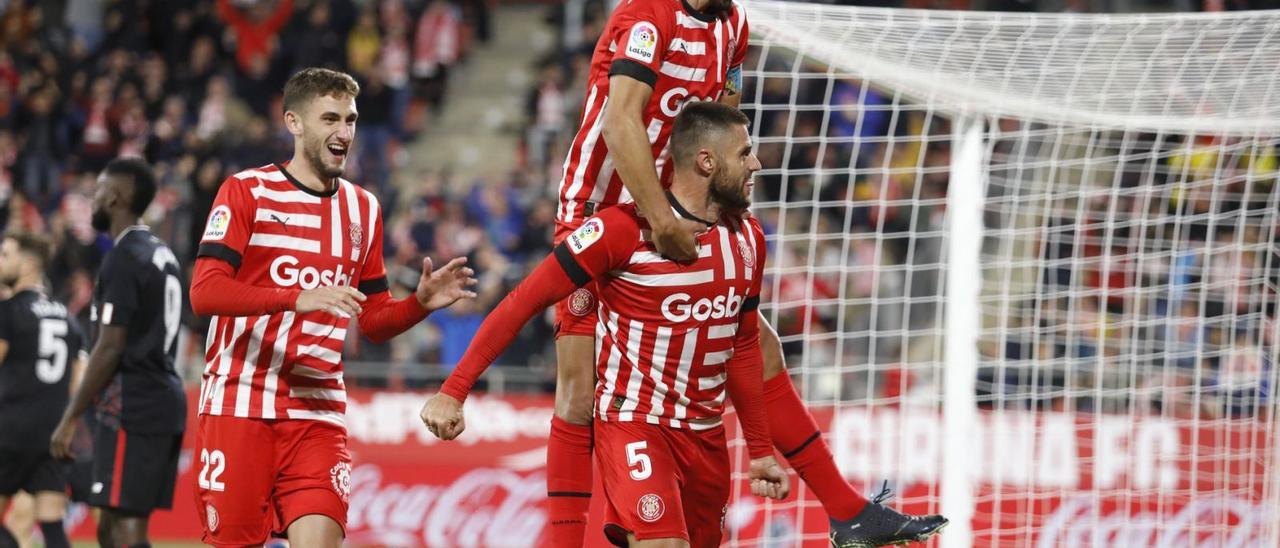 Santi Bueno, Stuani i David López celebren el gol del central en el partit contra l’Athletic