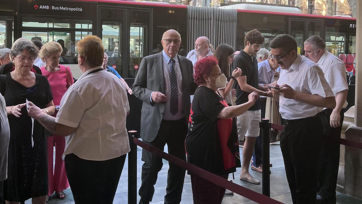 El banquero Josep Oliu llegando al Liceu