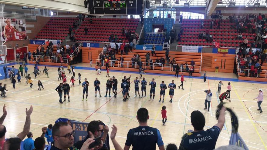 La plantilla del Frigoríficos celebra su triunfo en Alcobendas, hasta donde acudieron numerosos aficionados cangueses.// Adrián Lorenzo