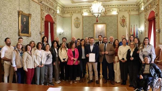 La corporación municipal y los firmantes. | SERVICIO ESPECIAL