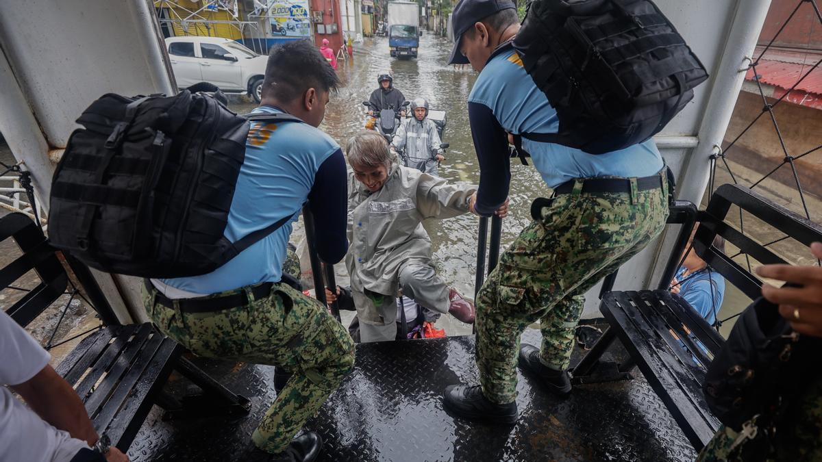 Dos muertos y más de un millón de evacuados en Filipinas por el supertifón Fung-wong