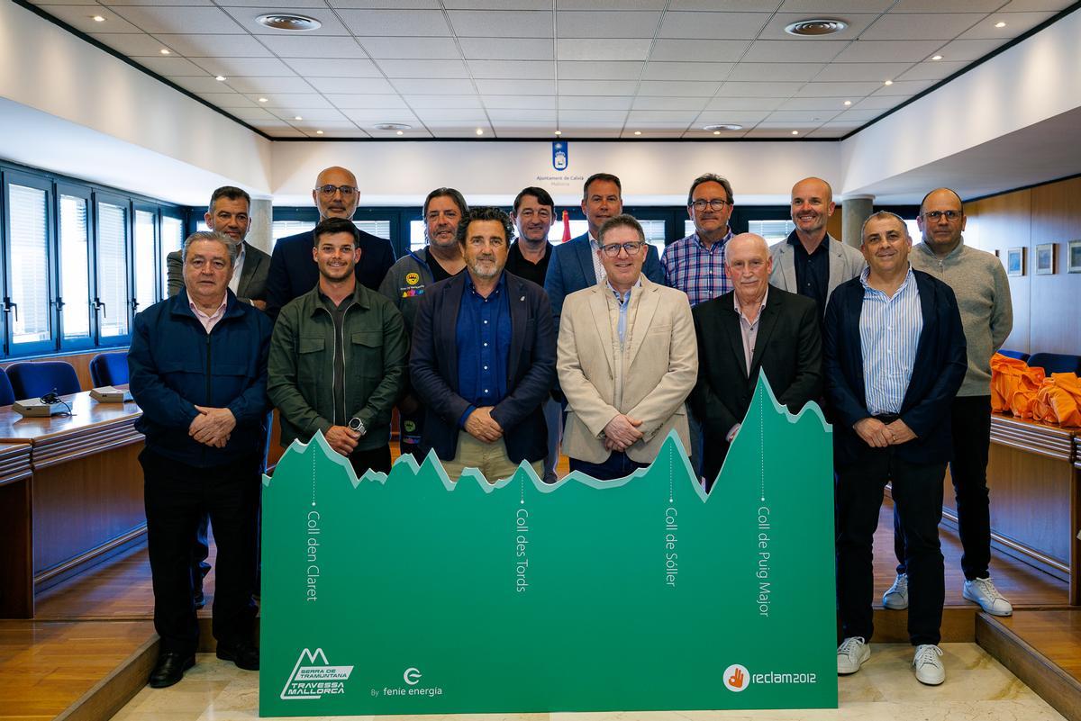 Las autoridades posan en la presentación.