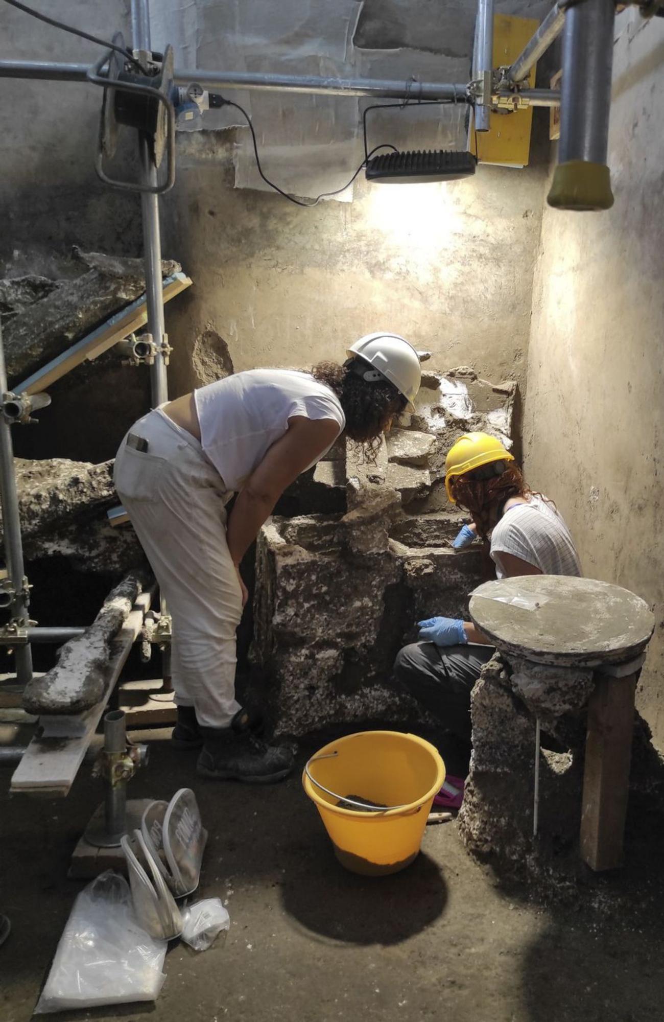 Arqueólogas en una excavación.  