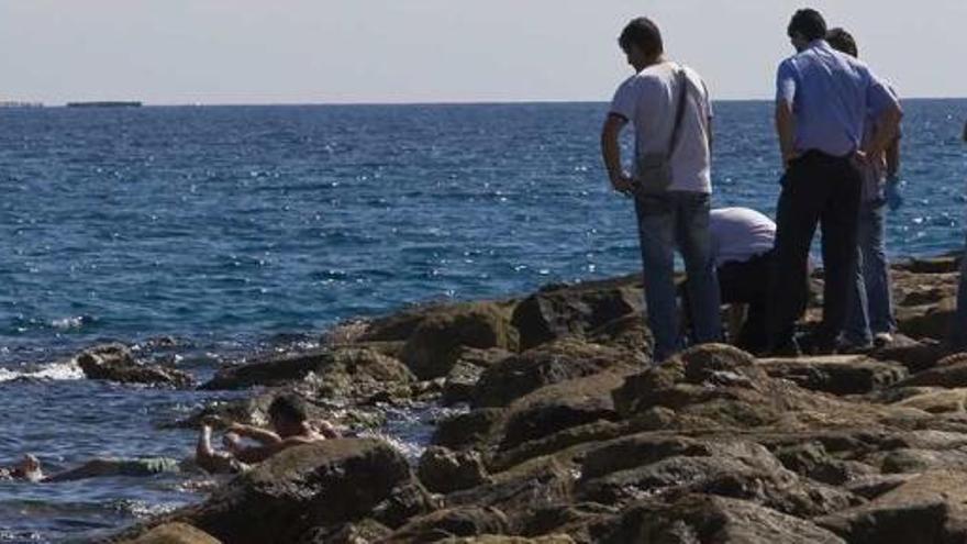 Fallece un hombre al caerse cuando pescaba de madrugada en un espigón de El Campello