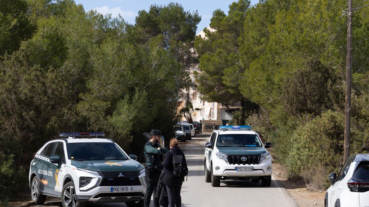 La Guardia Civil junto a los apartamentos Don Pepe, foto de archivo.