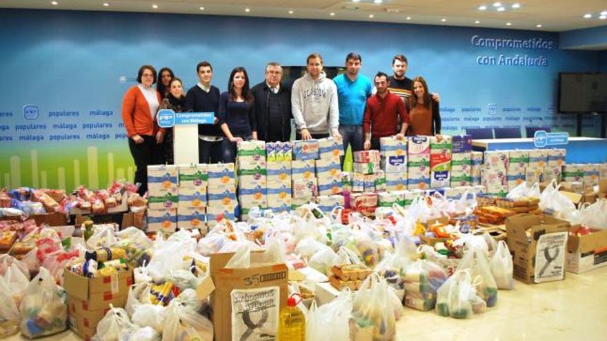 Los alimentos recogidos por la campaña Ayúdanos a ayudar de NNGG.