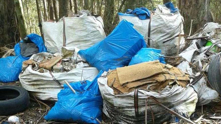 Bolsas con escombros en el vial a San Lorenzo. // S.A.