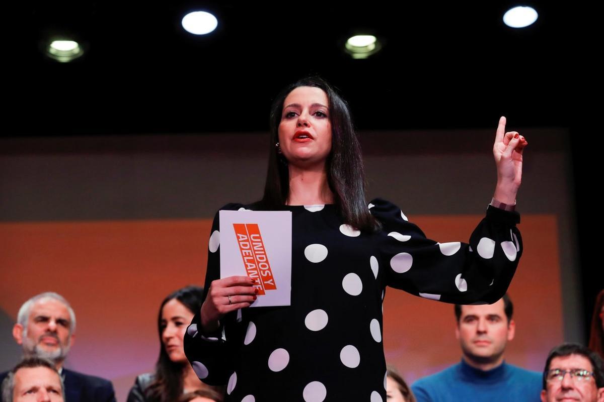 -FOTODELDÍA- GRAF9472. MADRID, 01/03/2020.- La portavoz parlamentaria de Ciudadanos, Inés Arrimadas, acompañada por varios líderes de la formación naranja, durante la presentación de la campaña Unidos y Adelante de su candidatura para liderar el partido, este domingo en Madrid. EFE/Chema Moya