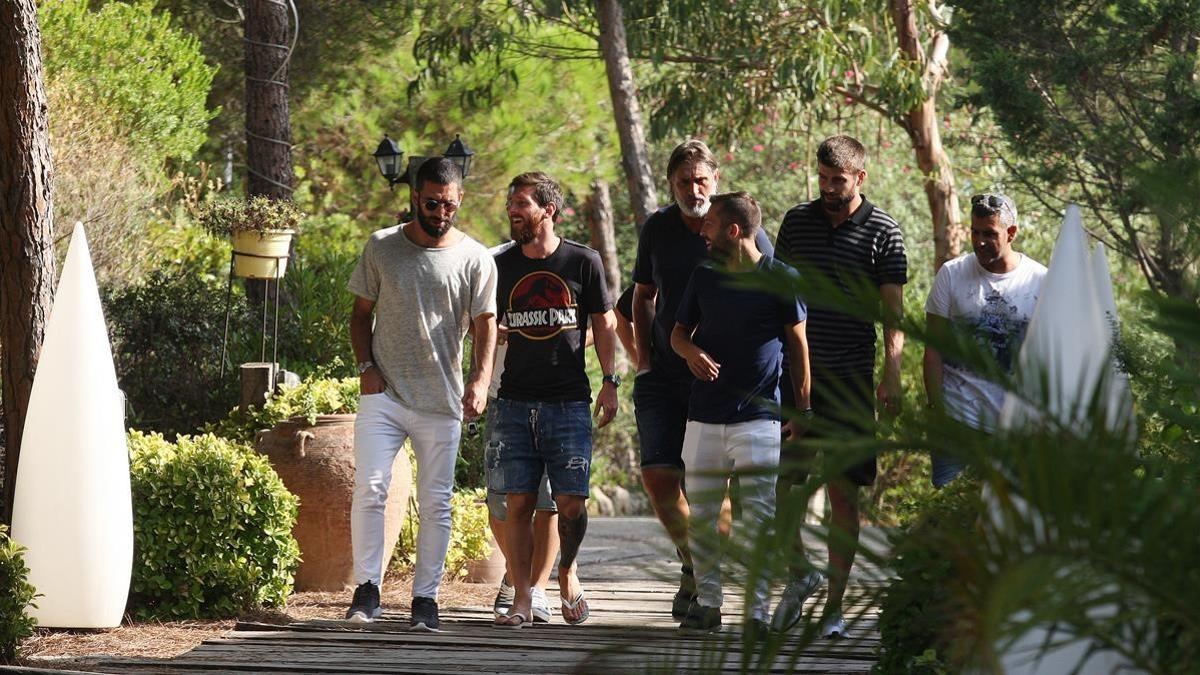 Arda, Messi, Pepe Costa, Alba y Piqué, en la comida de la plantilla en Gavà.