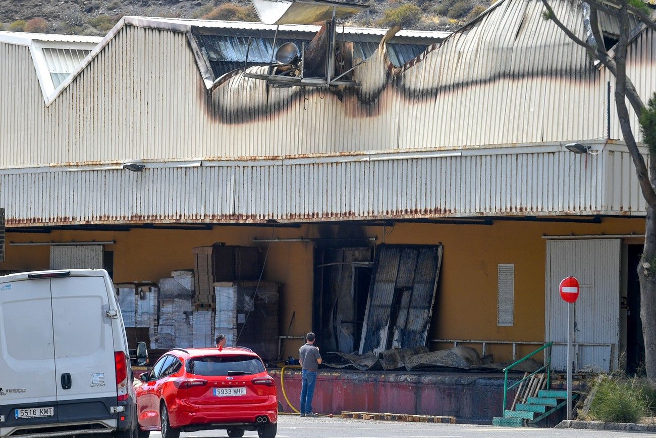 Bomberos de Las Palmas de Gran Canaria controlan el incendio de una nave multiusos en Mercalaspalmas