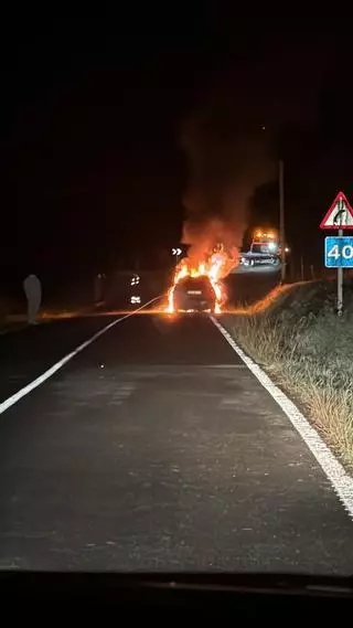 Arde un coche en la PO-204 a su paso por Vila de Cruces