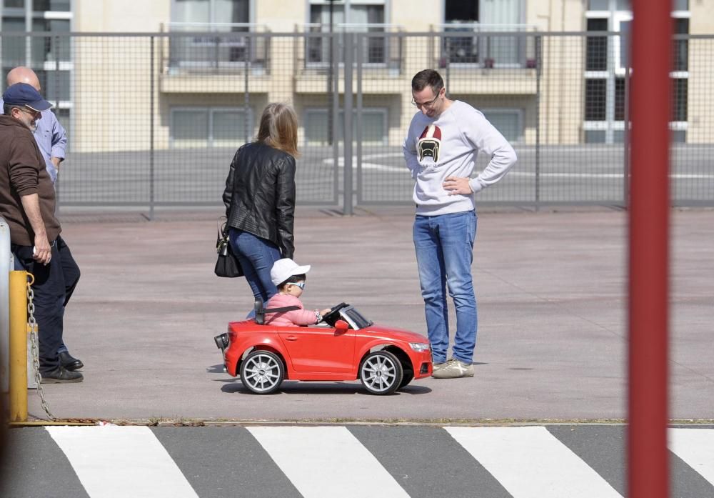 Decenas de automóviles de otras épocas tomaron las calles de Lalín con motivo de la VIII Ruta de Coches Clásicos do Cocido.